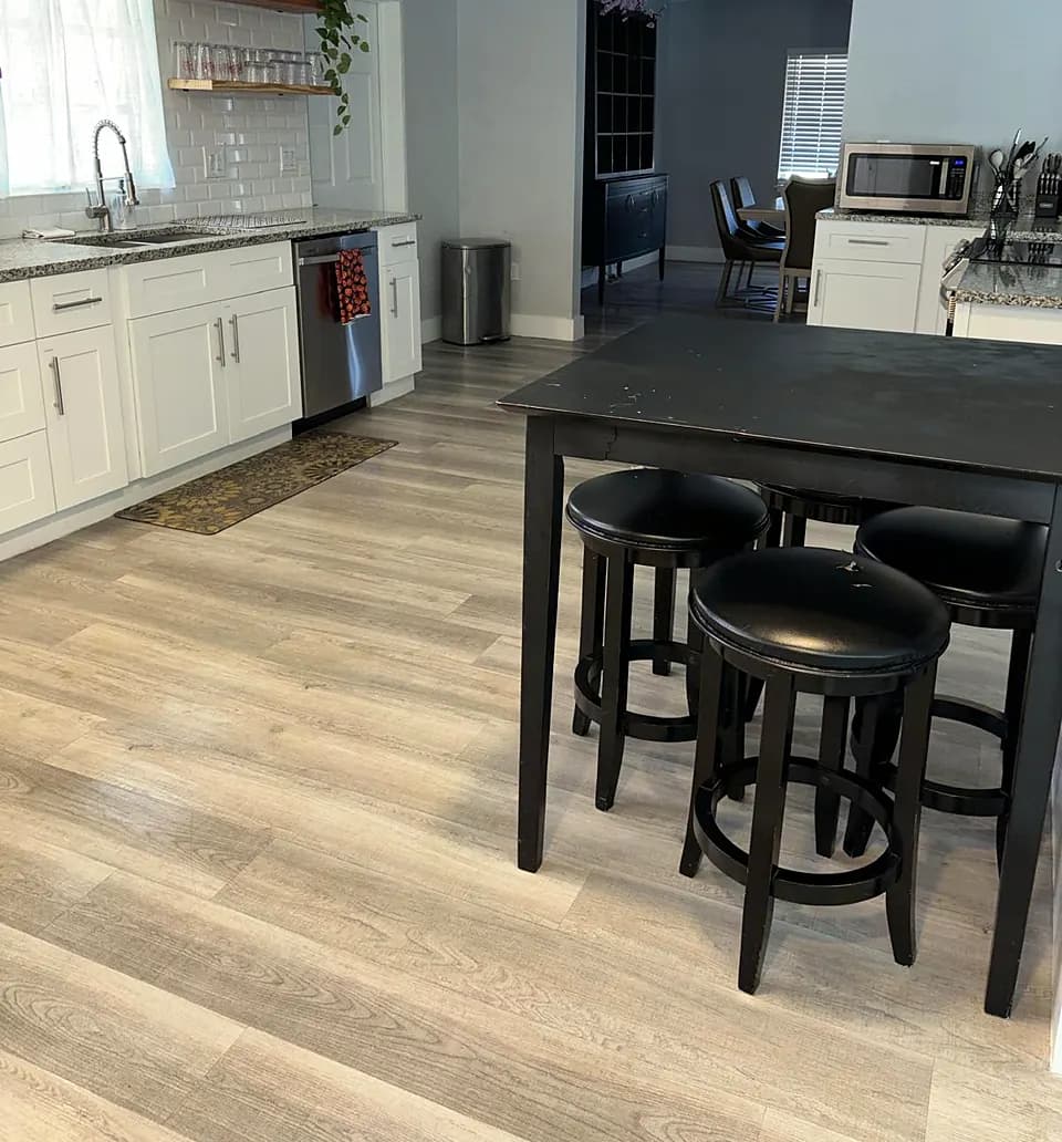 Kitchen and counter with stools after a cleaning
